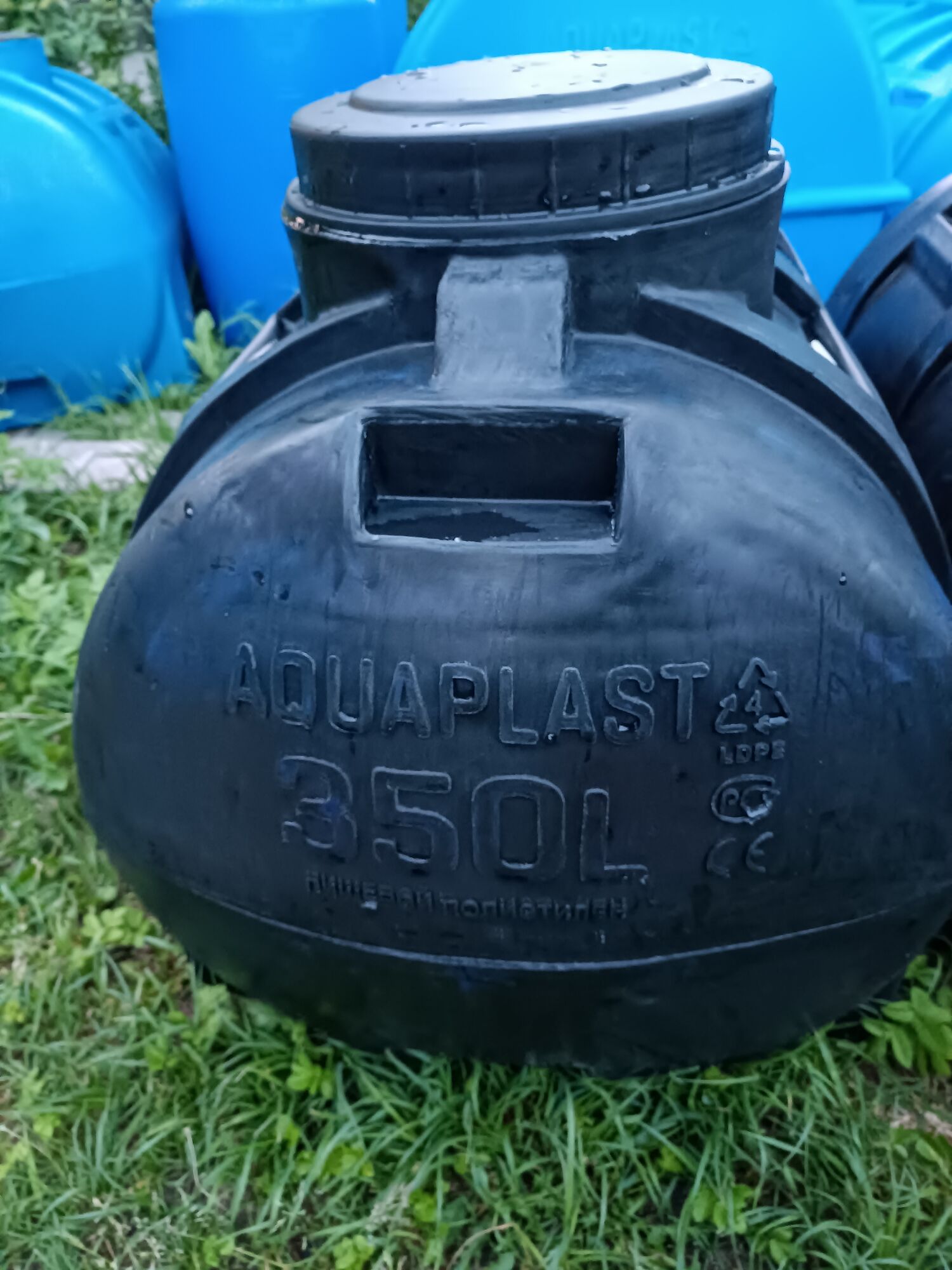 Емкость для воды пластиковая овально-горизонтальная 350 л черная Aquaplast 8