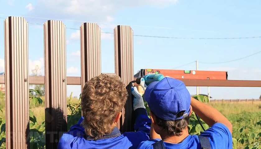 Установка забора из металлического штакетника. Крепление металлического штакетника. Монтаж забора из евроштакетника. Крепление евроштакетника металлического. Монтаж штакетника металлического.