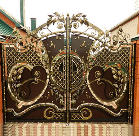 Кованые ворота с ажурным золотым узором под именем Любава