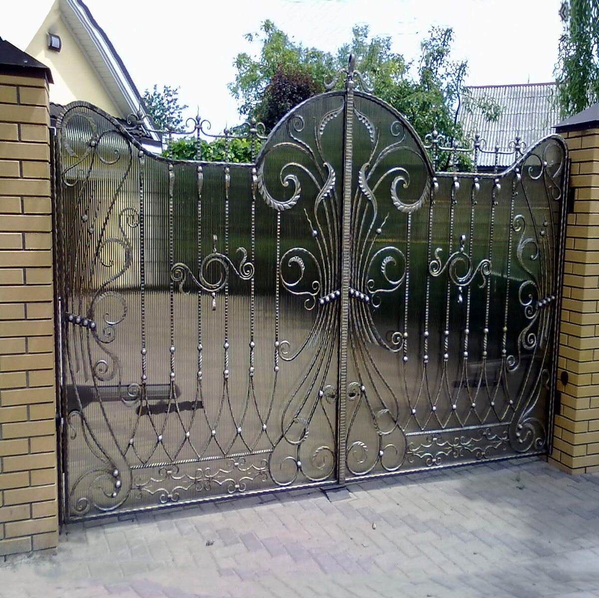 Ворота с ковкой металлические распашные фото