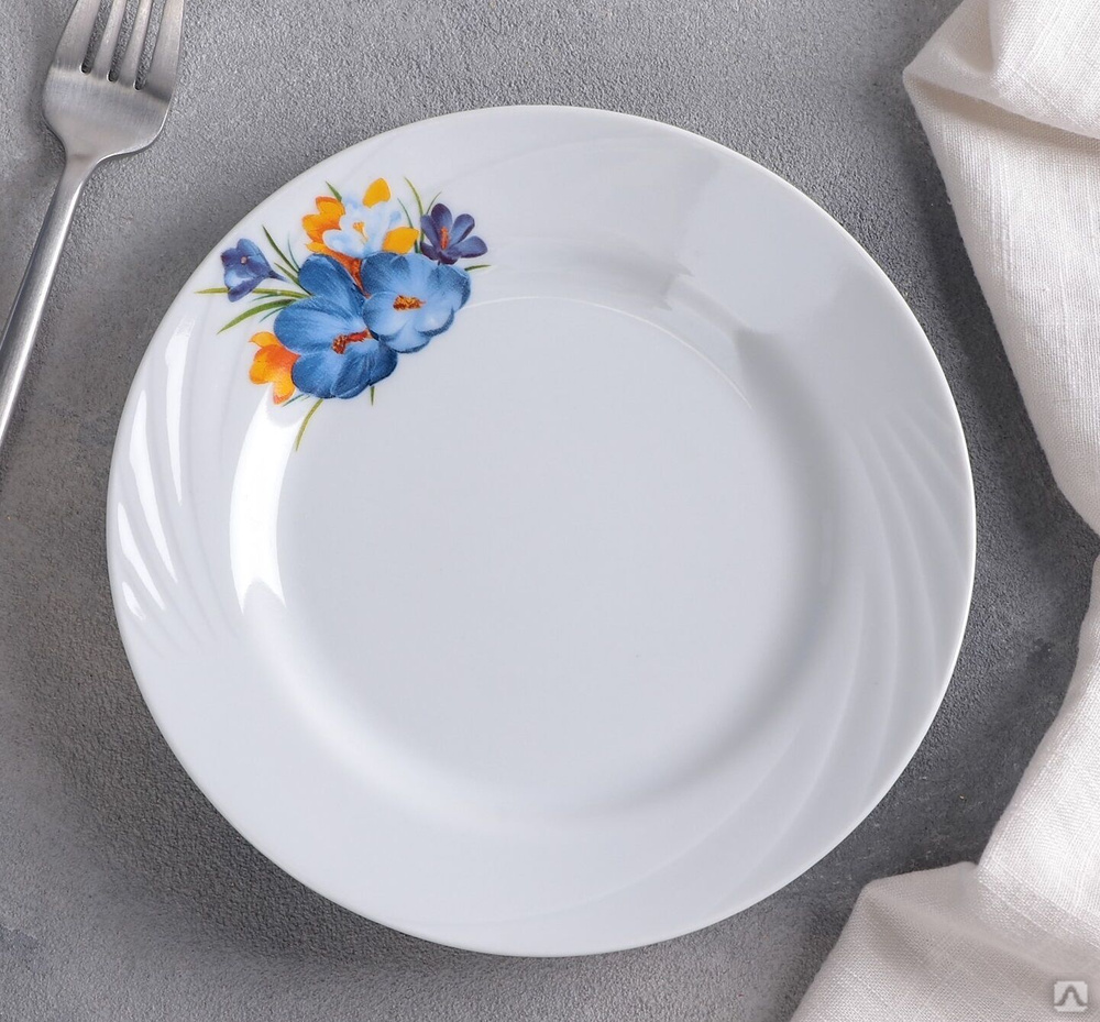 На простом дубовом столе были голубые и белые тарелки с мелкими трещинками